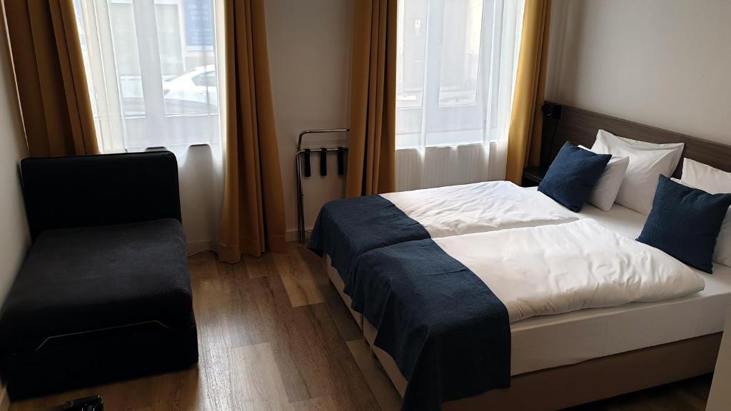 a bedroom with a bed and a window at RES City Residence Hotel Budapest in Budapest
