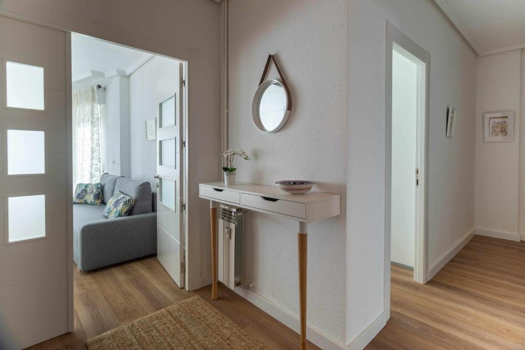uma sala de estar com uma mesa e um espelho em Casa Matilla Apartamento céntrico em Zamora