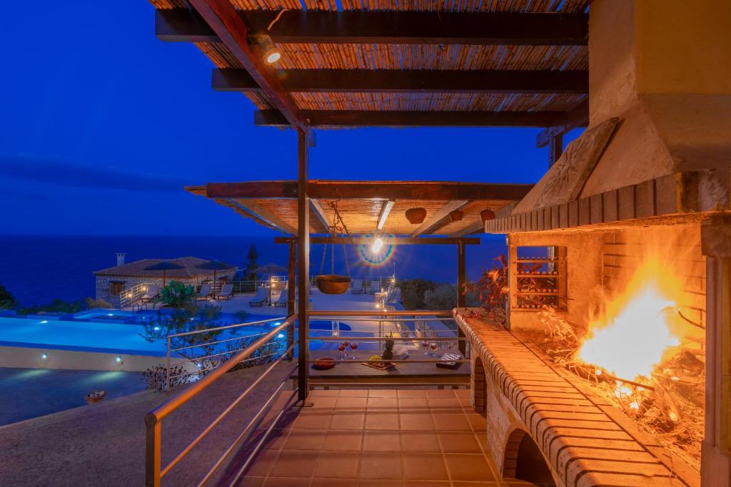 Bazén v ubytovaní Strofilia Authentic Villas alebo v jeho blízkosti