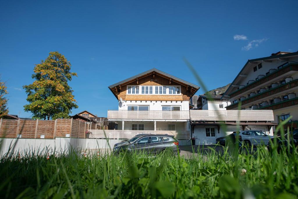 dom z samochodami zaparkowanymi przed nim w obiekcie Haller´s Posthaus w mieście Riezlern