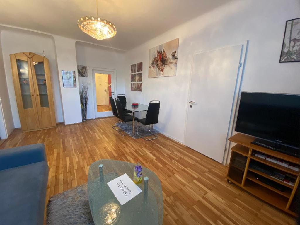 Televízia a/alebo spoločenská miestnosť v ubytovaní Apartment Domino