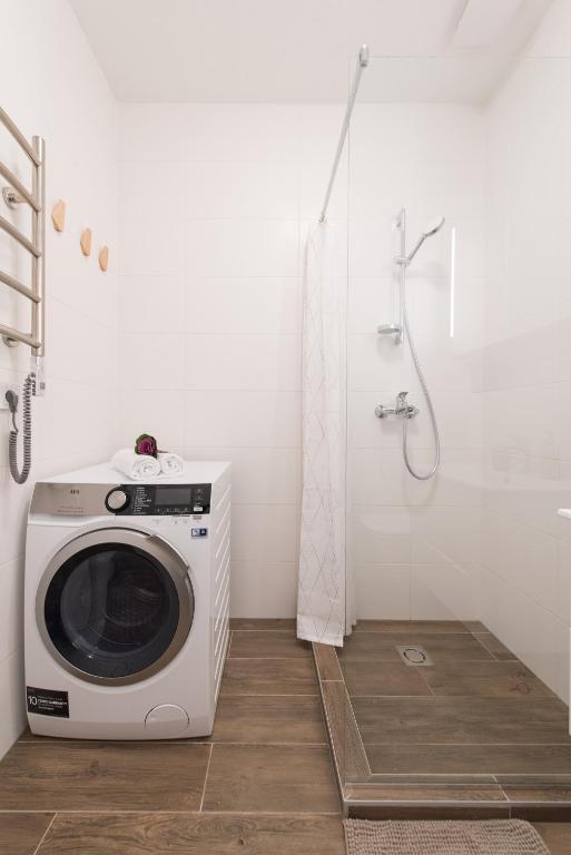 cohost I NEW Apartment w-balcony, Self check-in at the Renesanso Complex - Studio Met Balkon