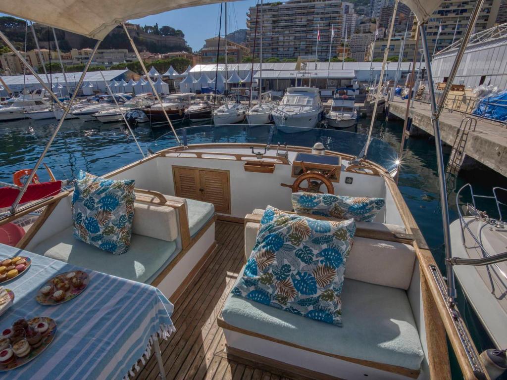 un barco con dos asientos y una comida en la cubierta en Monte-Carlo for boat lovers en Montecarlo