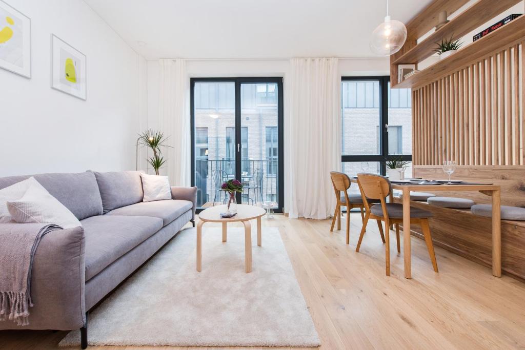 cohost I NEW Apartment w-balcony, Self check-in at the Renesanso Complex - Housity