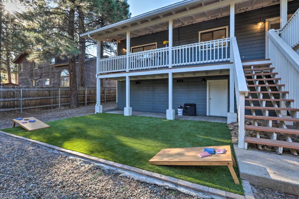 Casa con patio pequeño con mesa de madera en Pet-Friendly Flagstaff Escape with Fenced-In Yard!, en Flagstaff