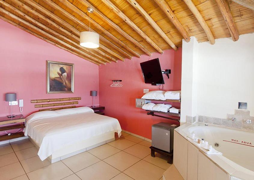 Postel nebo postele na pokoji v ubytování Hotel Grandmare & Bungalows