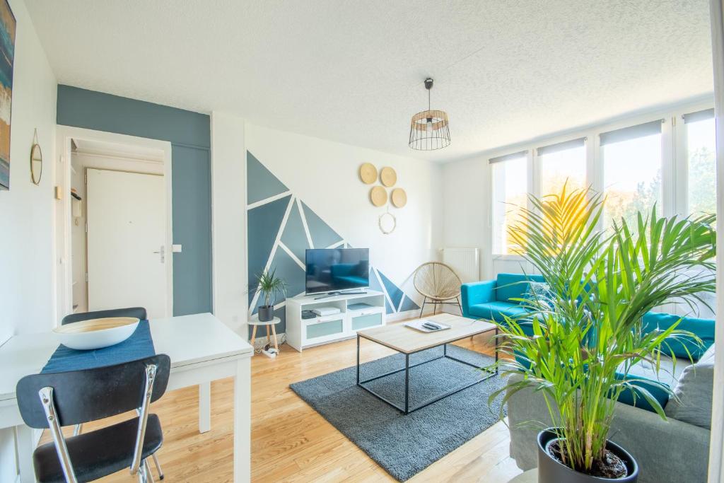 een woonkamer met een bank en een tafel bij Appartement 4 personnes 3 chambres tout confort in Bonsecours