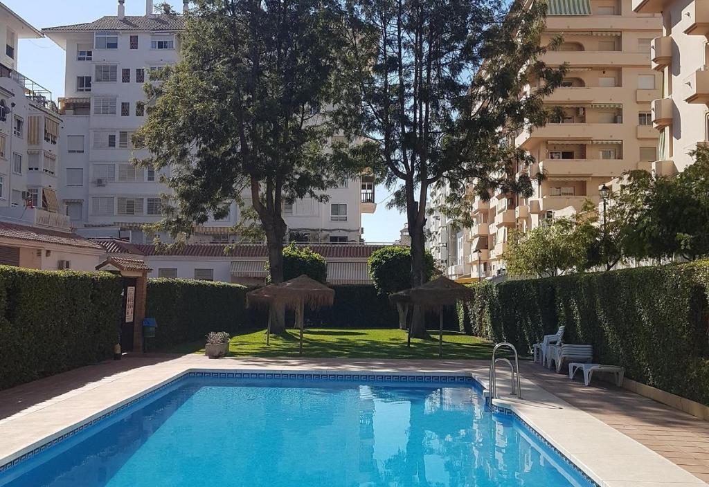 a swimming pool in the middle of a building at Apartamento Terrazas de la Veguilla in Fuengirola
