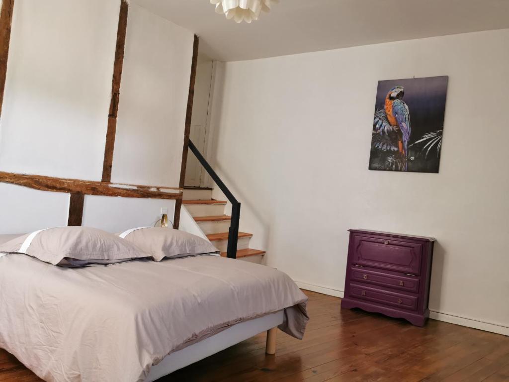 Postel nebo postele na pokoji v ubytování Lectoure centre Historique