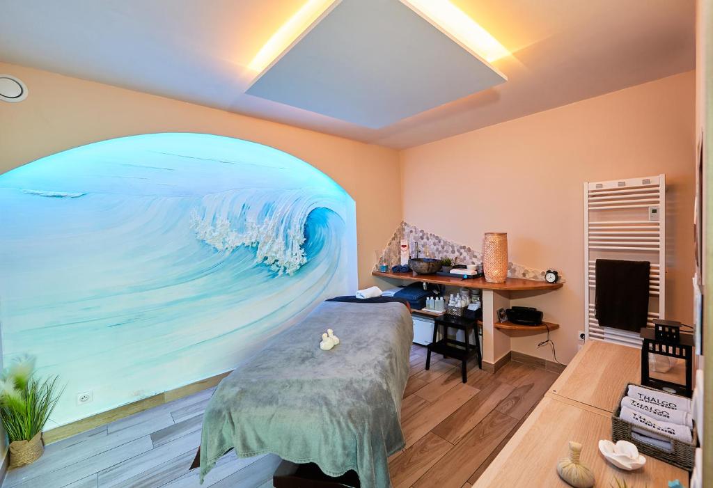 TV a/nebo společenská místnost v ubytování Le Thalassa Hôtel & Spa