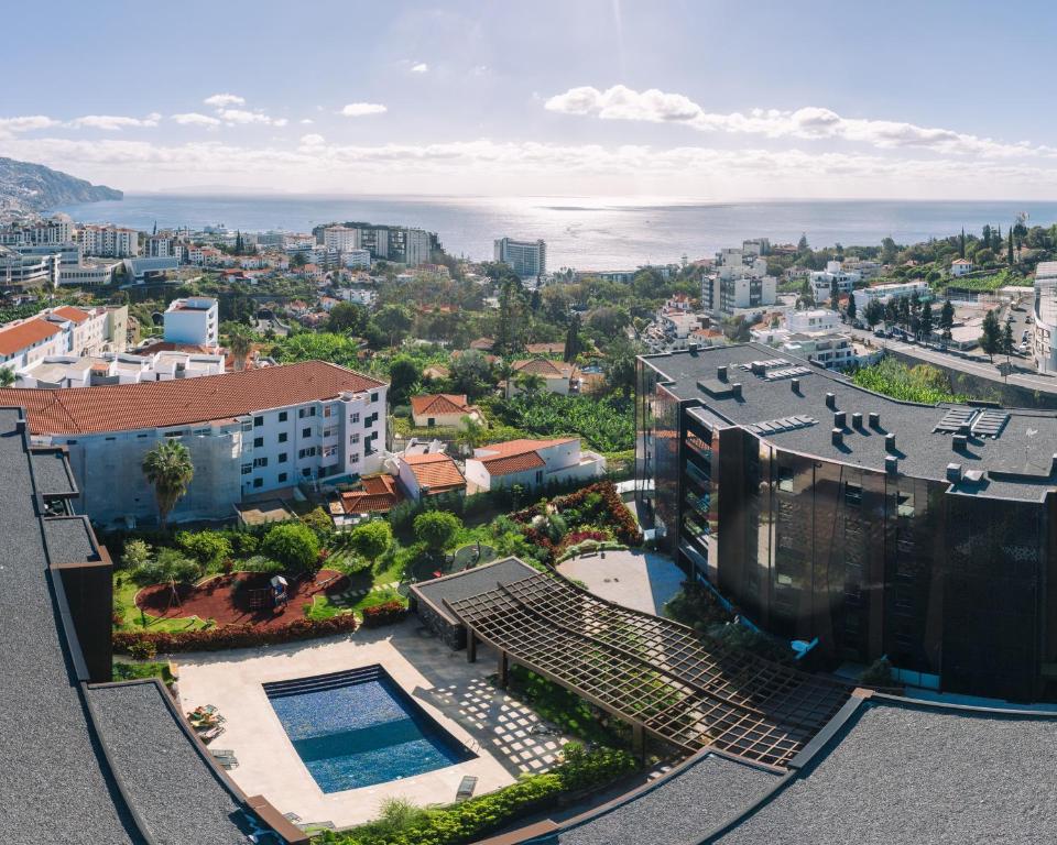 vista de uma cidade a partir de um edifício em Apartamento Edificio Seculo XXI Vista do Mar em Funchal