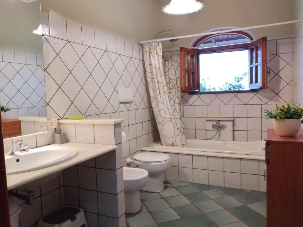 A bathroom at VILLA PIETRALTA