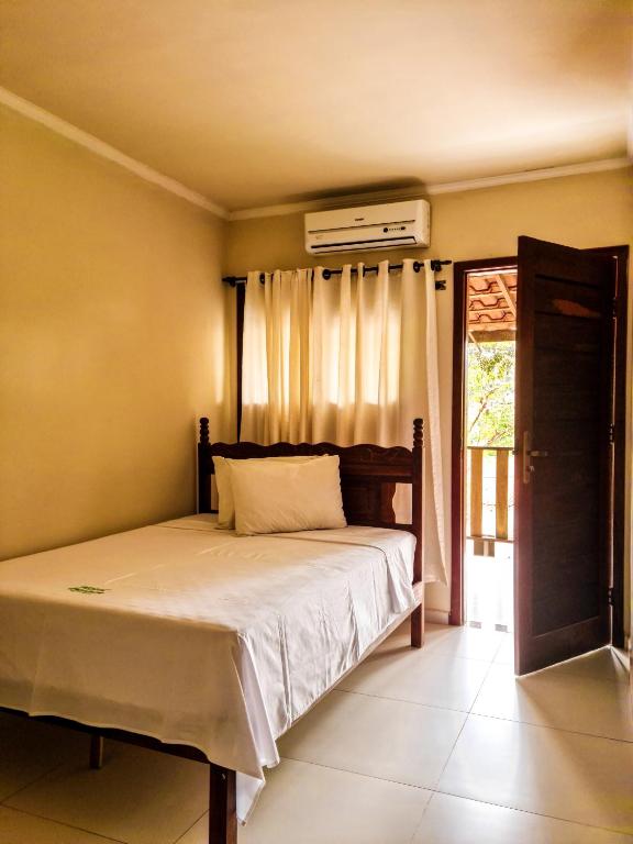 1 dormitorio con 1 cama y aire acondicionado en Vila Sancar Pousada, en Lençóis