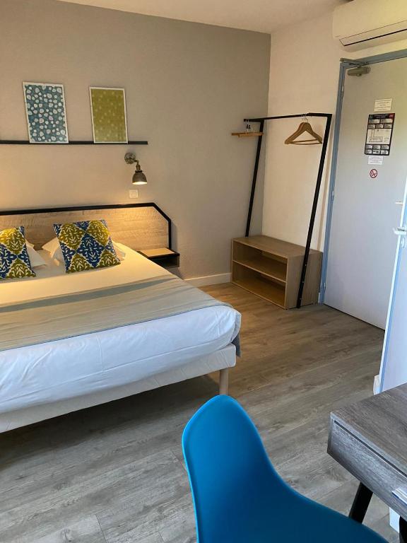 Llit o llits en una habitació de Amadour Hôtel