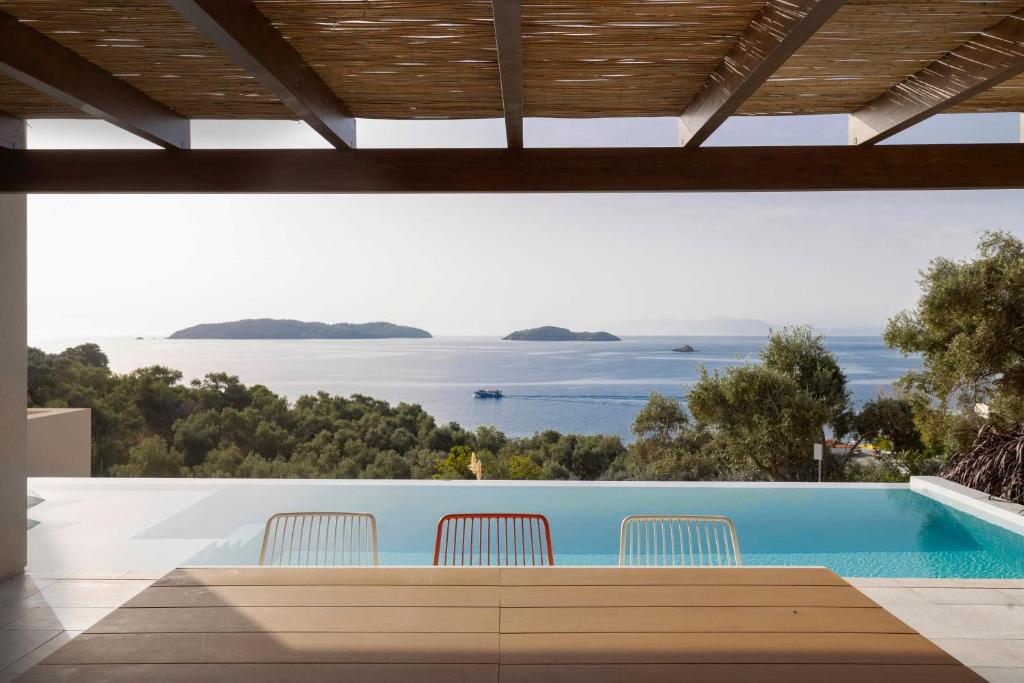 Cette maison avec piscine offre une vue sur l'océan. dans l'établissement Skiathos Symbol Villas, à Achladies