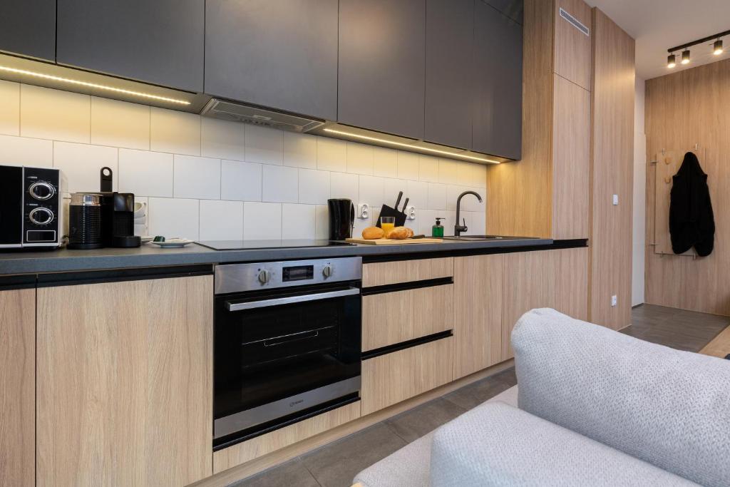 Kuchyňa alebo kuchynka v ubytovaní Rajska 8 Apartments Old Town Gdańsk by Renters Prestige