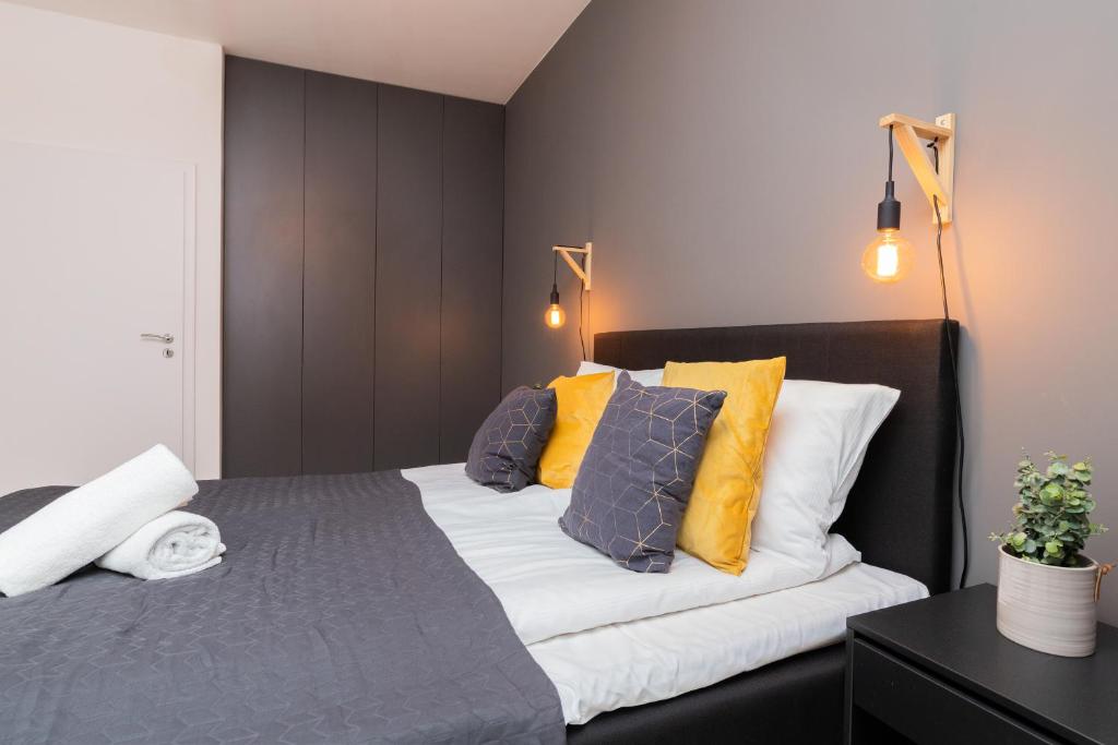 Posteľ alebo postele v izbe v ubytovaní Rajska 8 Apartments Old Town Gdańsk by Renters Prestige