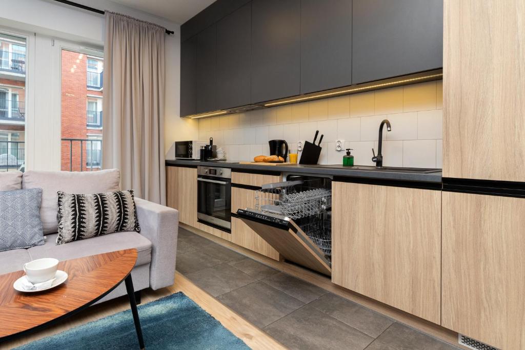Kuchyňa alebo kuchynka v ubytovaní Rajska 8 Apartments Old Town Gdańsk by Renters Prestige