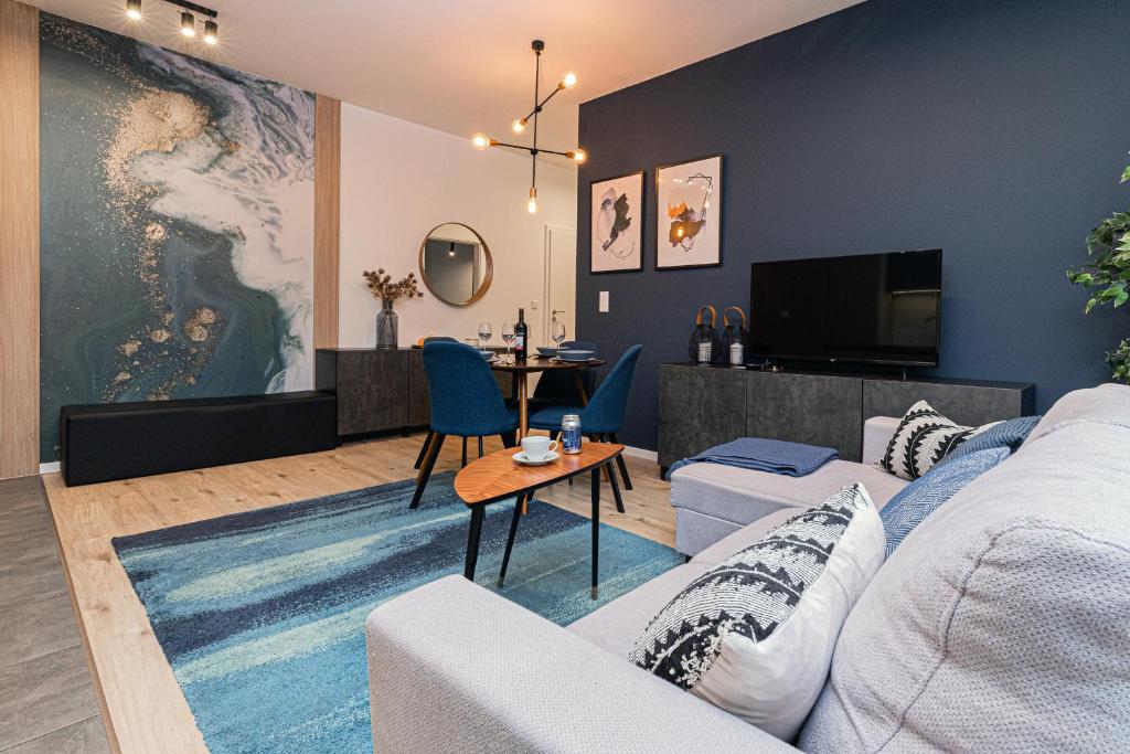 Televízia a/alebo spoločenská miestnosť v ubytovaní Rajska 8 Apartments Old Town Gdańsk by Renters Prestige