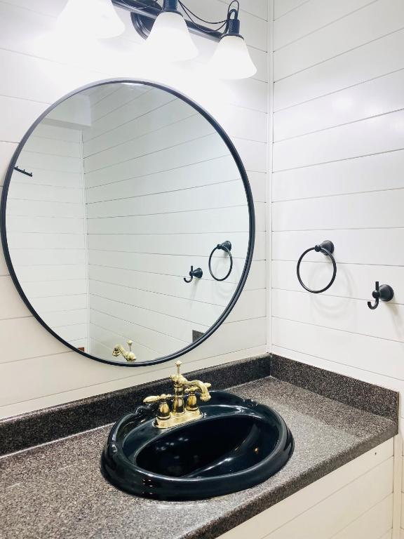 Bagno di The Big Texan Motel