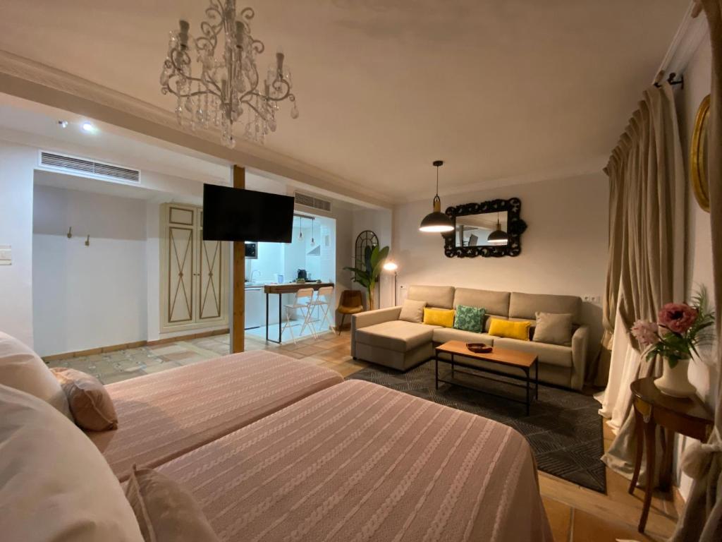 sala de estar con cama y sofá en Hotel Convento La Gloria en Sevilla