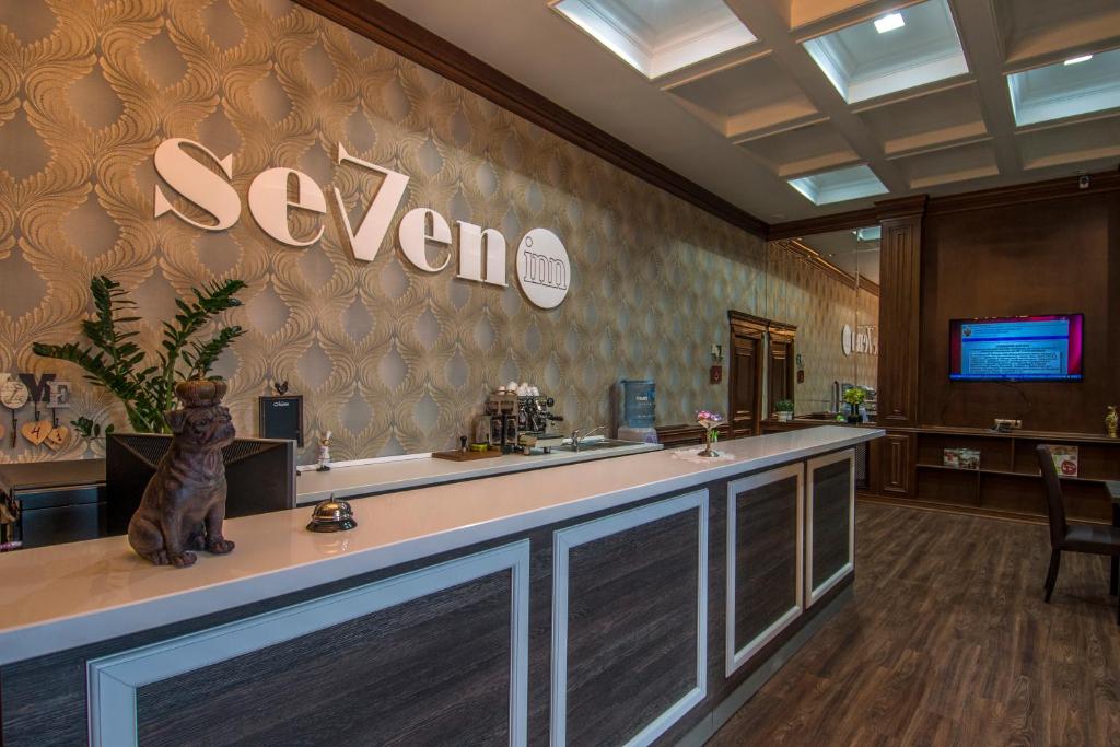 Seven Inn Boutique Hotel في أستانا: صالون فيه دب جالس في كونتر