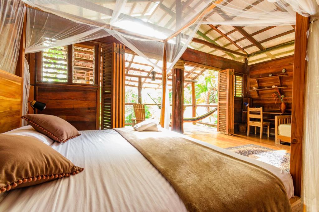 Funky Monkey Lodge - Suite Lit King-Size Avec Balcon