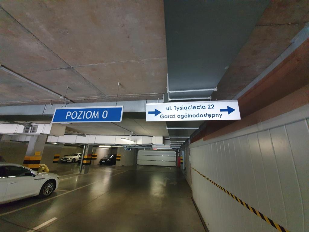 Fotografia z galérie ubytovania APARTAMENT WŚRÓD 1000cy ŚWIATEŁ - z parkingiem w hali garażowej- duży balkon z leżakami - piekny widok nocą na panoramę Tysiaclecia v Katoviciach