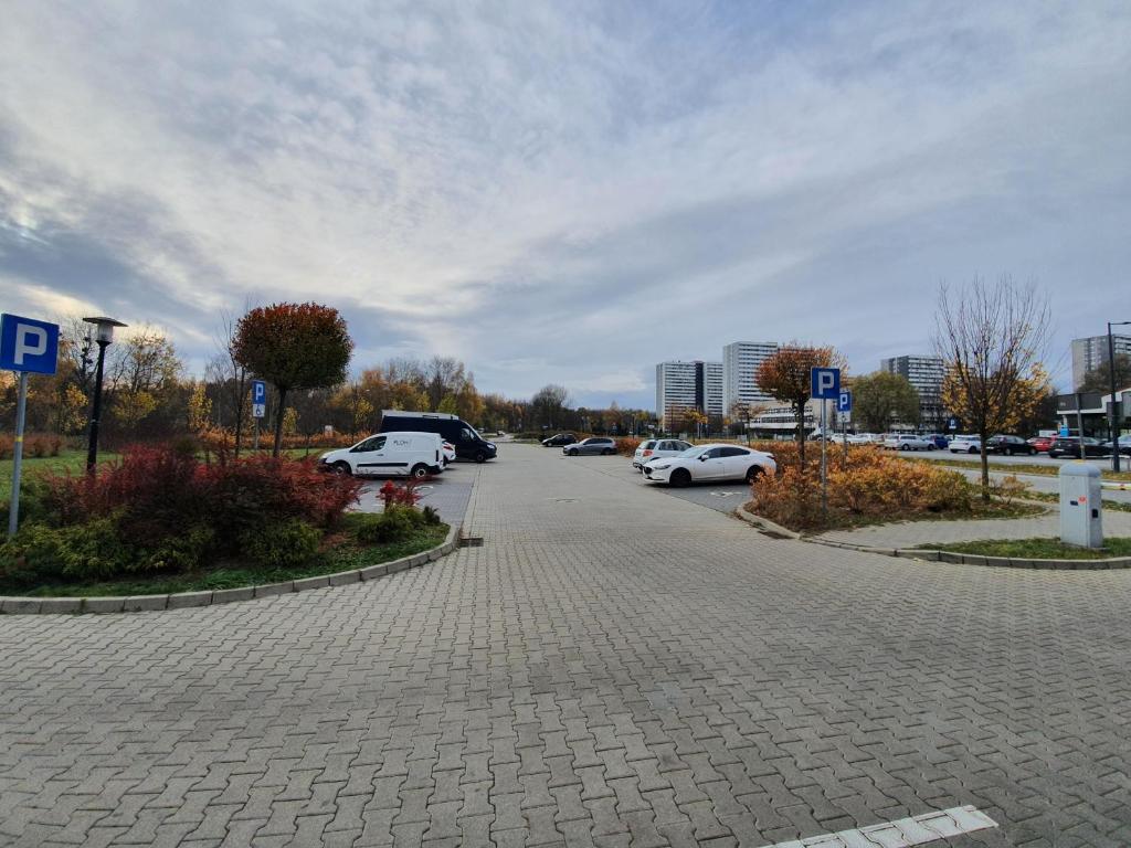 Fotografia z galérie ubytovania APARTAMENT WŚRÓD 1000cy ŚWIATEŁ - z parkingiem w hali garażowej- duży balkon z leżakami - piekny widok nocą na panoramę Tysiaclecia v Katoviciach