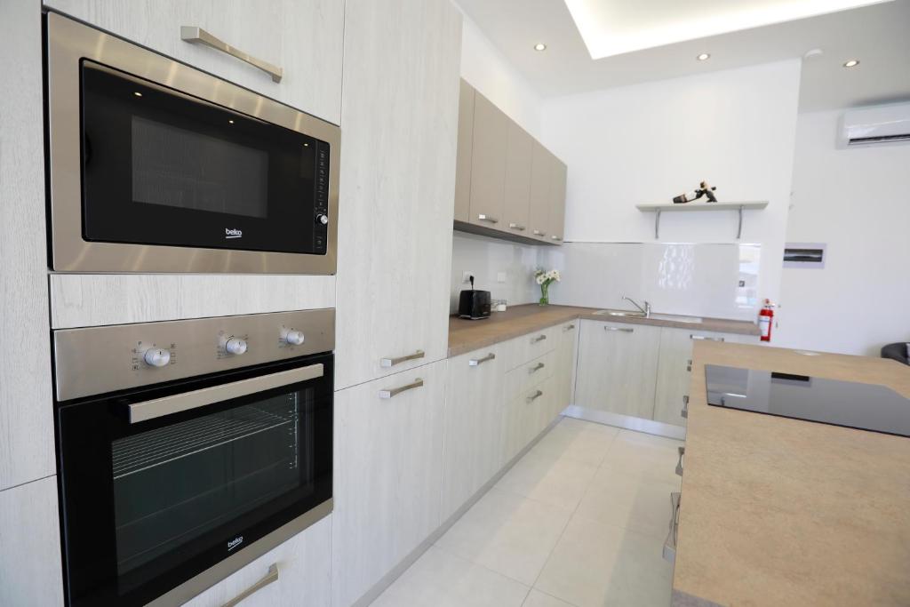 Kuchyň nebo kuchyňský kout v ubytování 3-bedroom Apartment with views in Iz-Zebbug, Gozo