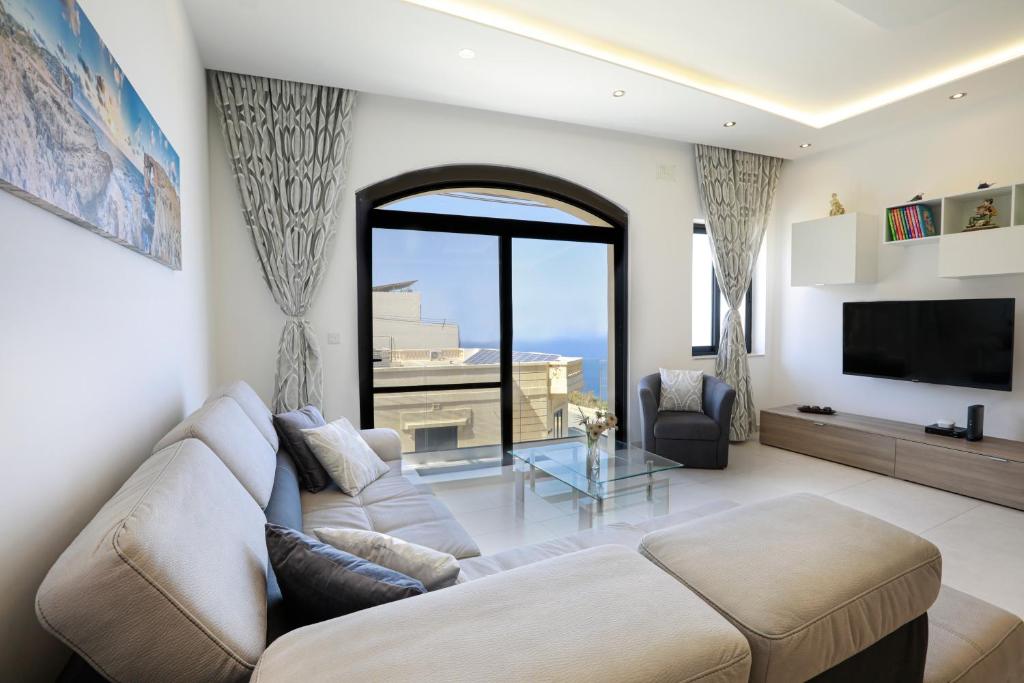 TV a/nebo společenská místnost v ubytování 3-bedroom Apartment with views in Iz-Zebbug, Gozo