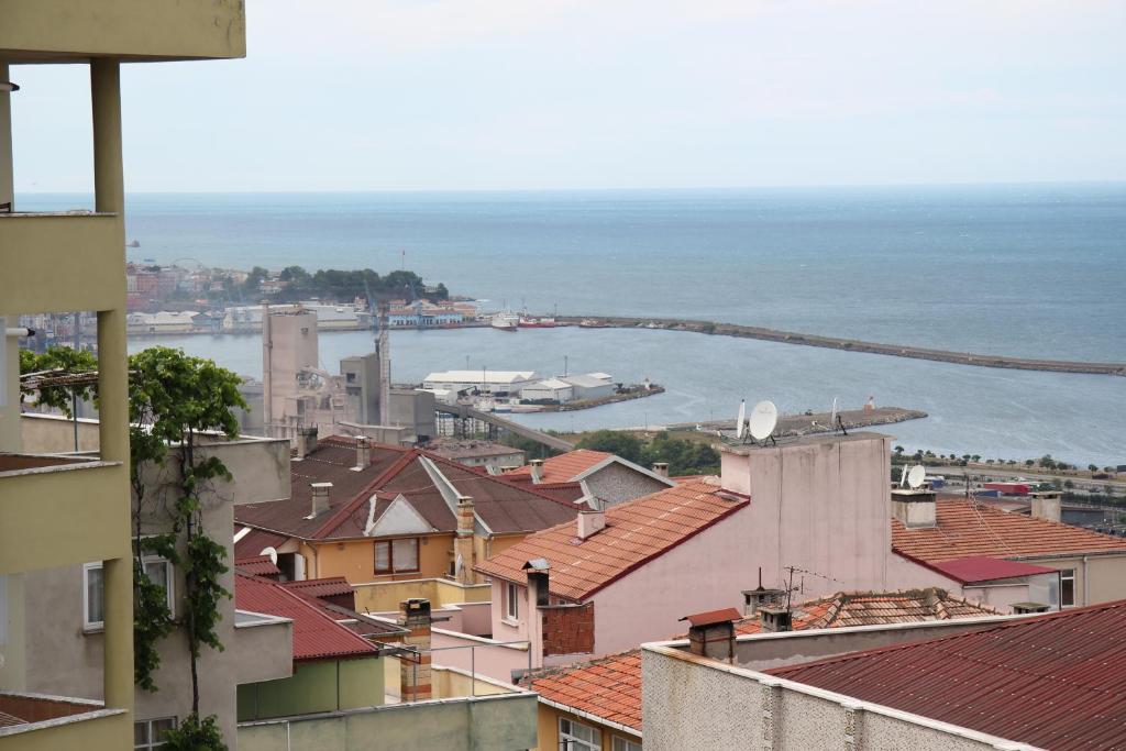 vistas a una ciudad con edificios y al océano en Guler Apart, en Trabzon