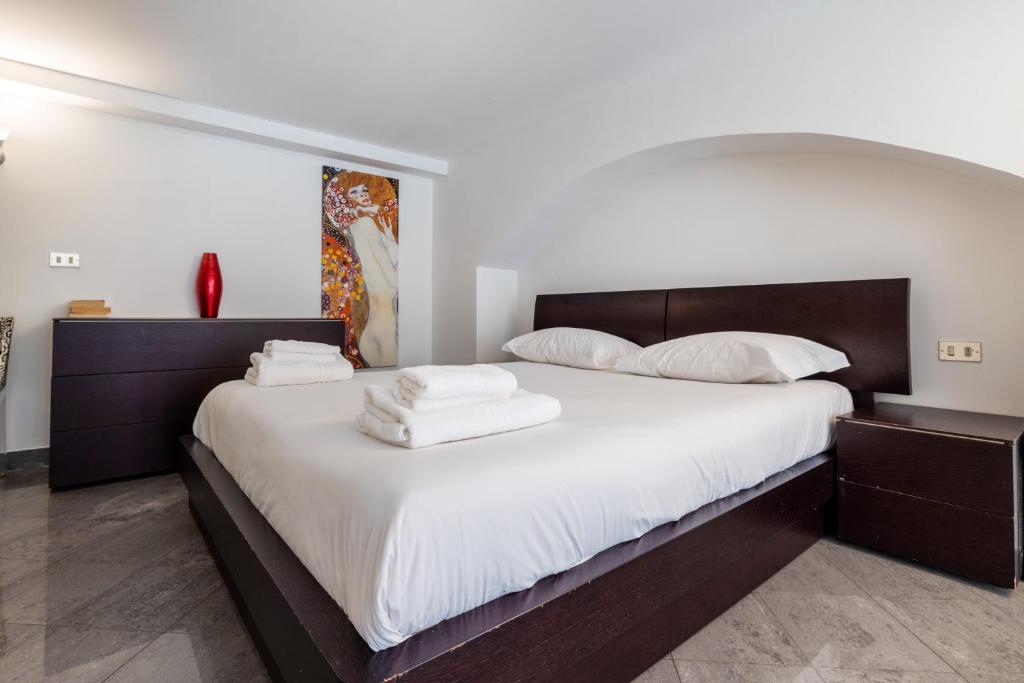 a bedroom with a large bed with white sheets and pillows at Esclusivo Loft In Porta Romana, a 250m dalla Bocconi in Milan