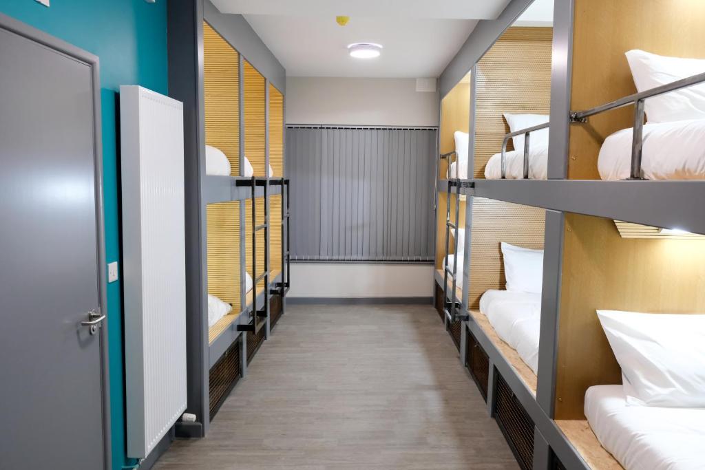 Postel nebo postele na pokoji v ubytování Cwtsh Hostel