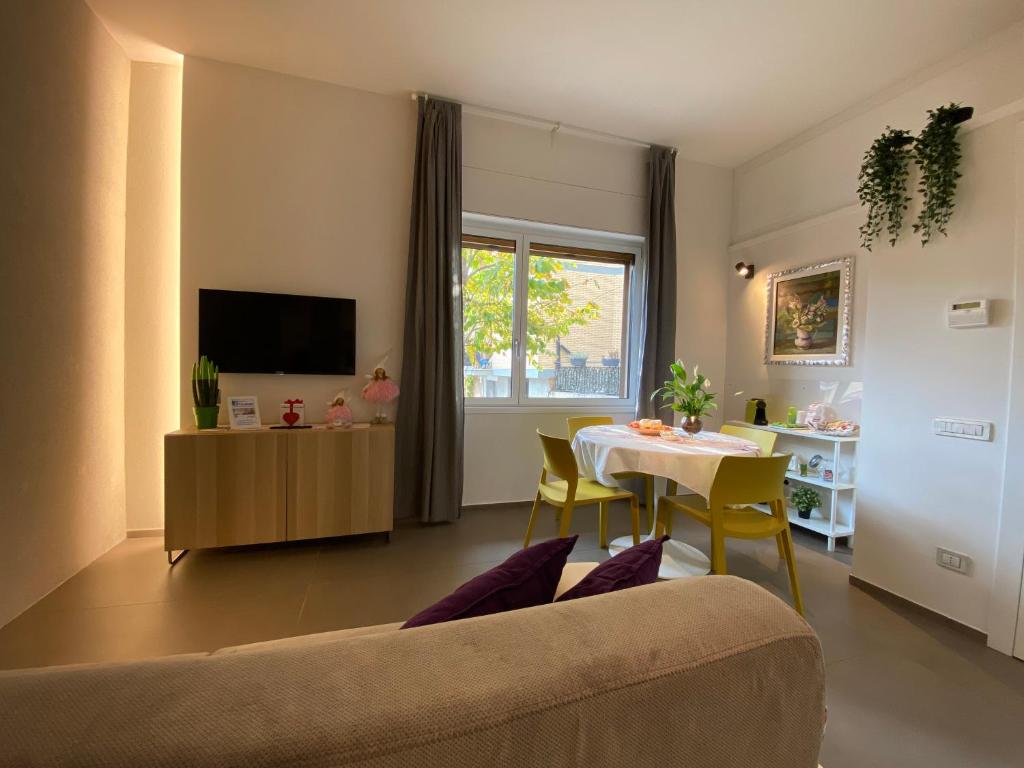 salon z kanapą i stołem w obiekcie Exclusive Loft Salerno Centro w mieście Salerno
