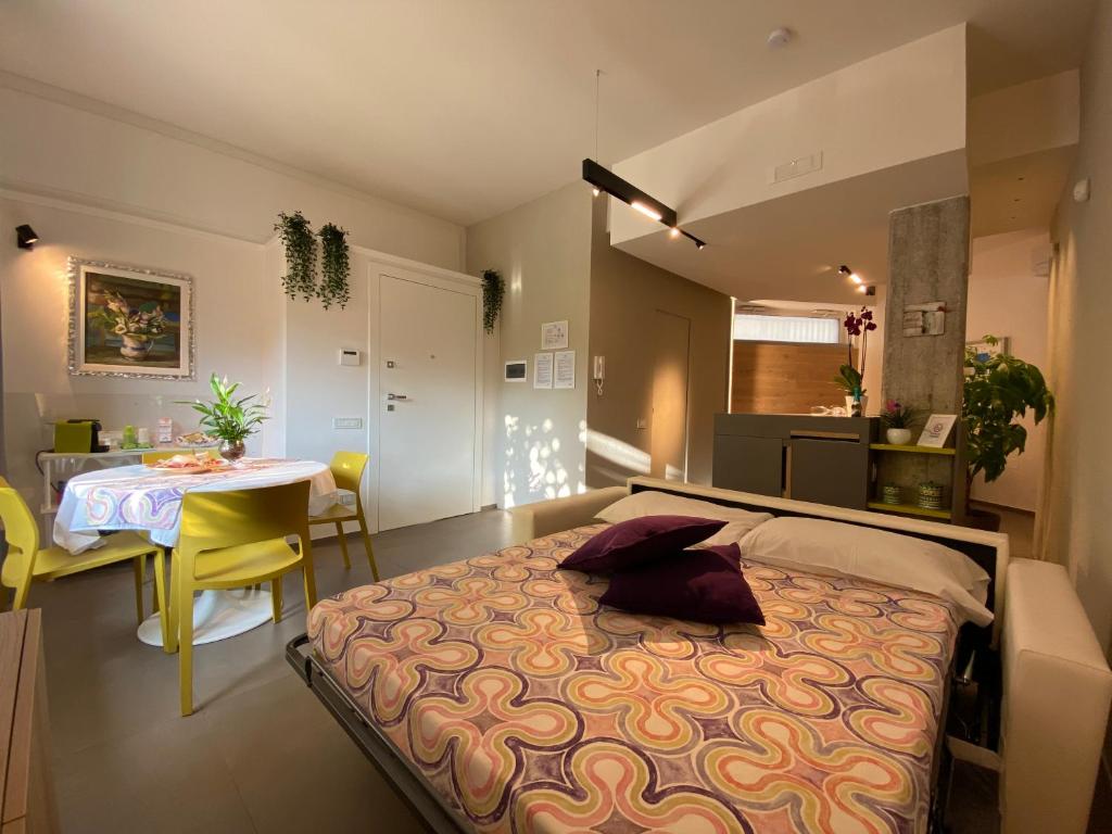 sypialnia z łóżkiem i stołem oraz jadalnia w obiekcie Exclusive Loft Salerno Centro w mieście Salerno