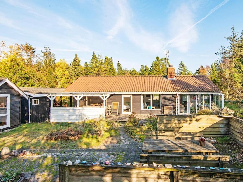 Fjellerup Strandにある6 person holiday home in Glesborgの屋根付家屋