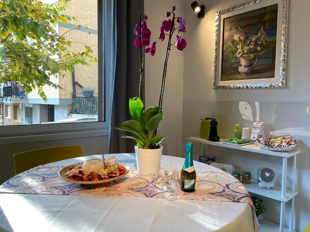 un tavolo con un piatto di cibo e una bottiglia di vino di Exclusive Loft Salerno Centro a Salerno