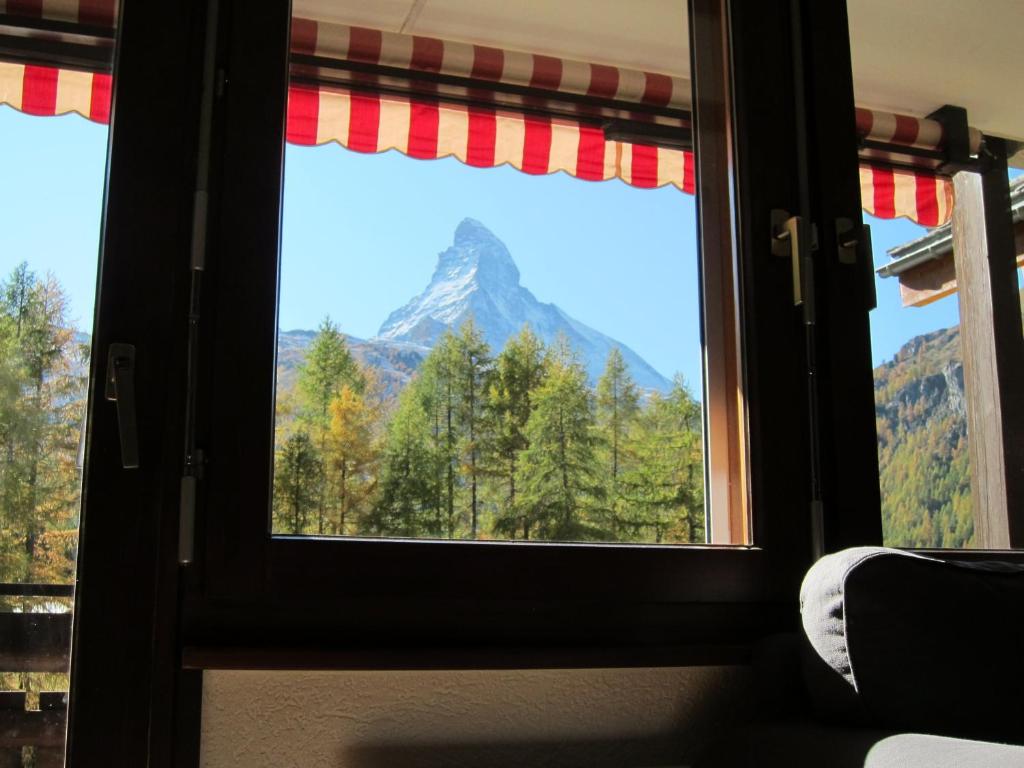 una ventana de tren con vistas a la montaña en Apartment Lauber, Haus Wichje A, Zermatt, en Zermatt