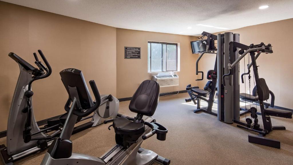 Fitness centrum a/nebo fitness zařízení v ubytování Best Western Providence Warwick Airport Inn