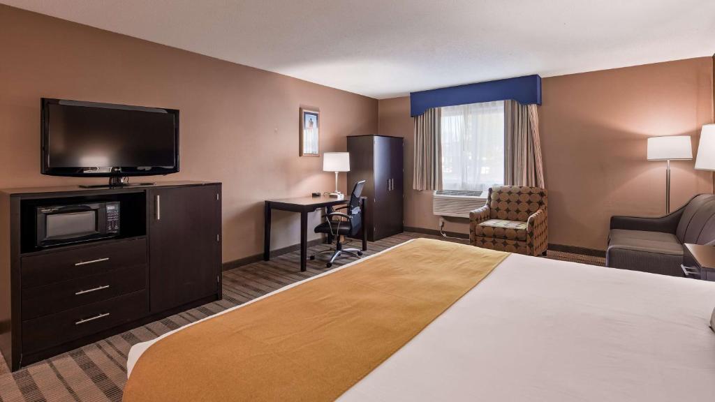 TV a/nebo společenská místnost v ubytování Best Western Providence Warwick Airport Inn