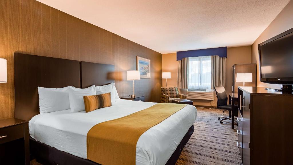 Postel nebo postele na pokoji v ubytování Best Western Providence Warwick Airport Inn
