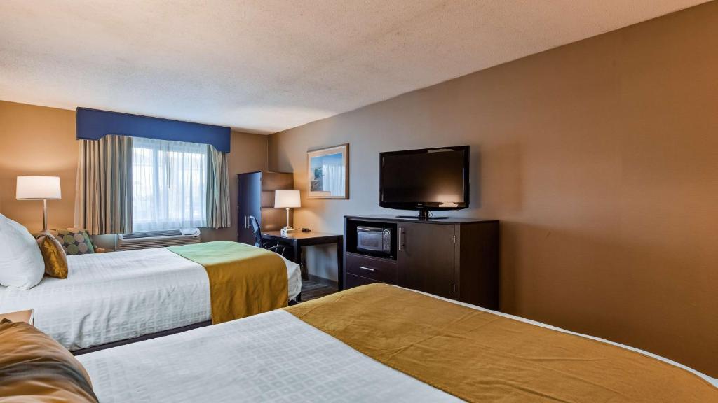 Postel nebo postele na pokoji v ubytování Best Western Providence Warwick Airport Inn