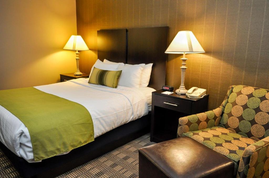 Postel nebo postele na pokoji v ubytování Best Western Providence Warwick Airport Inn