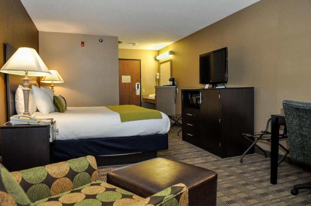 Postel nebo postele na pokoji v ubytování Best Western Providence Warwick Airport Inn