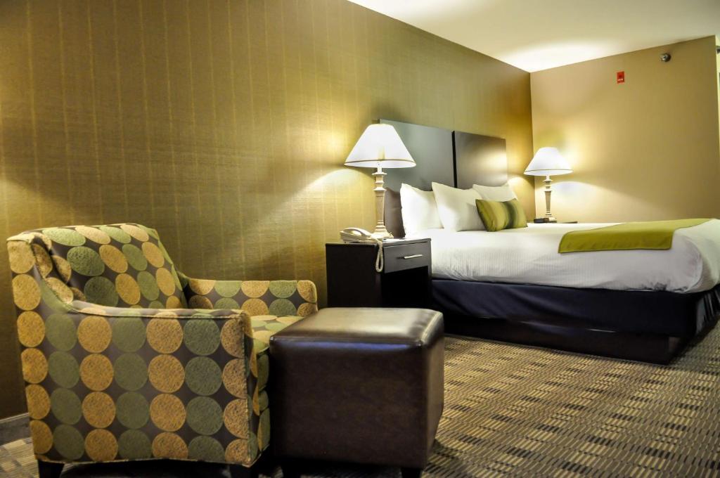 Postel nebo postele na pokoji v ubytování Best Western Providence Warwick Airport Inn