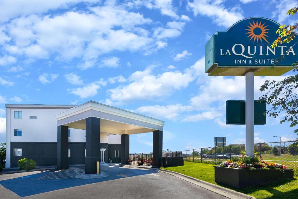 a welcome sign for a la quinta inn and suites at La Quinta by Wyndham Helena in Helena