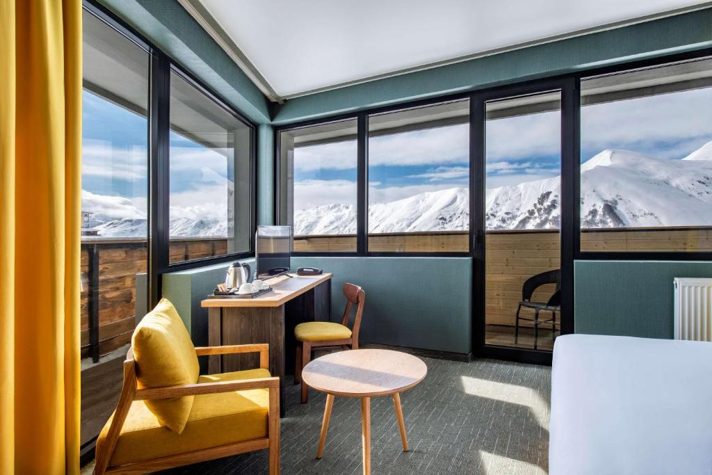 Nespecifikovaný výhled na hory nebo výhled na hory při pohledu z hotelu