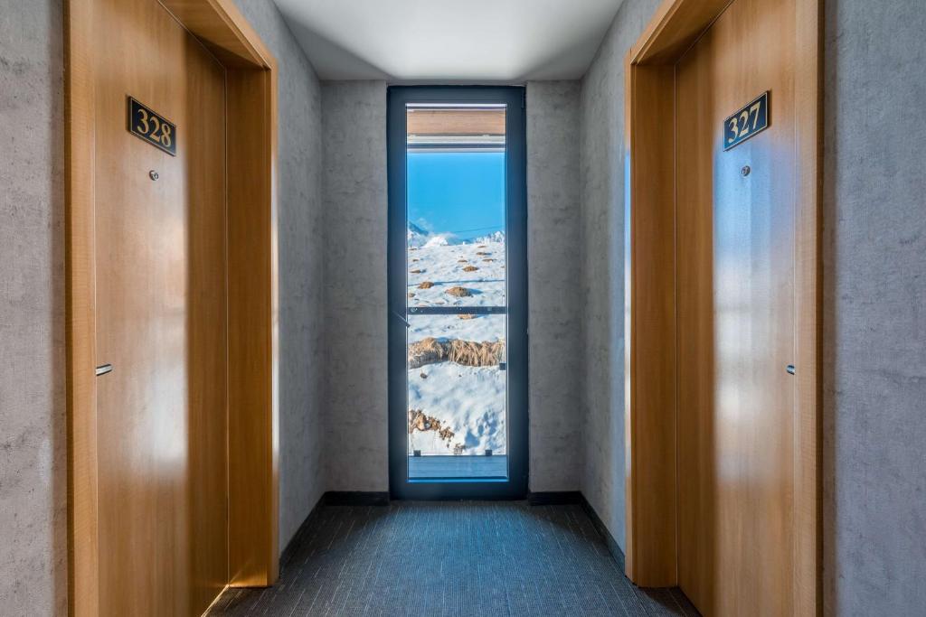 Nespecifikovaný výhled na hory nebo výhled na hory při pohledu z hotelu