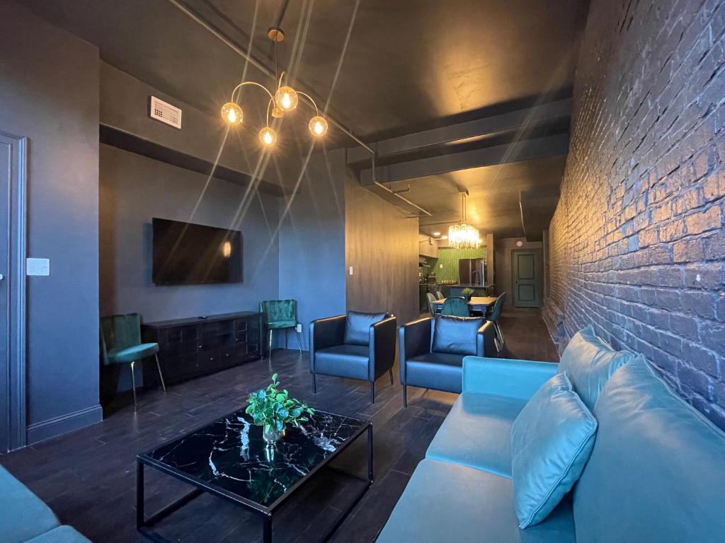 uma sala de estar com um sofá e uma mesa em Luxury City Escape & Peaceful Retreat by Hollyhock em Louisville